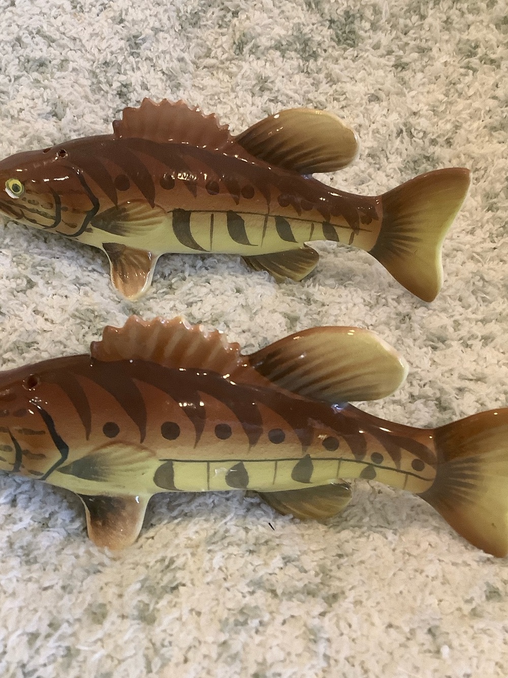 Small Mouth Black Bass Fishing Salt n Pepper Shakers Set of 2 Vintage RS 5.5x 2. - Picture 3 of 16